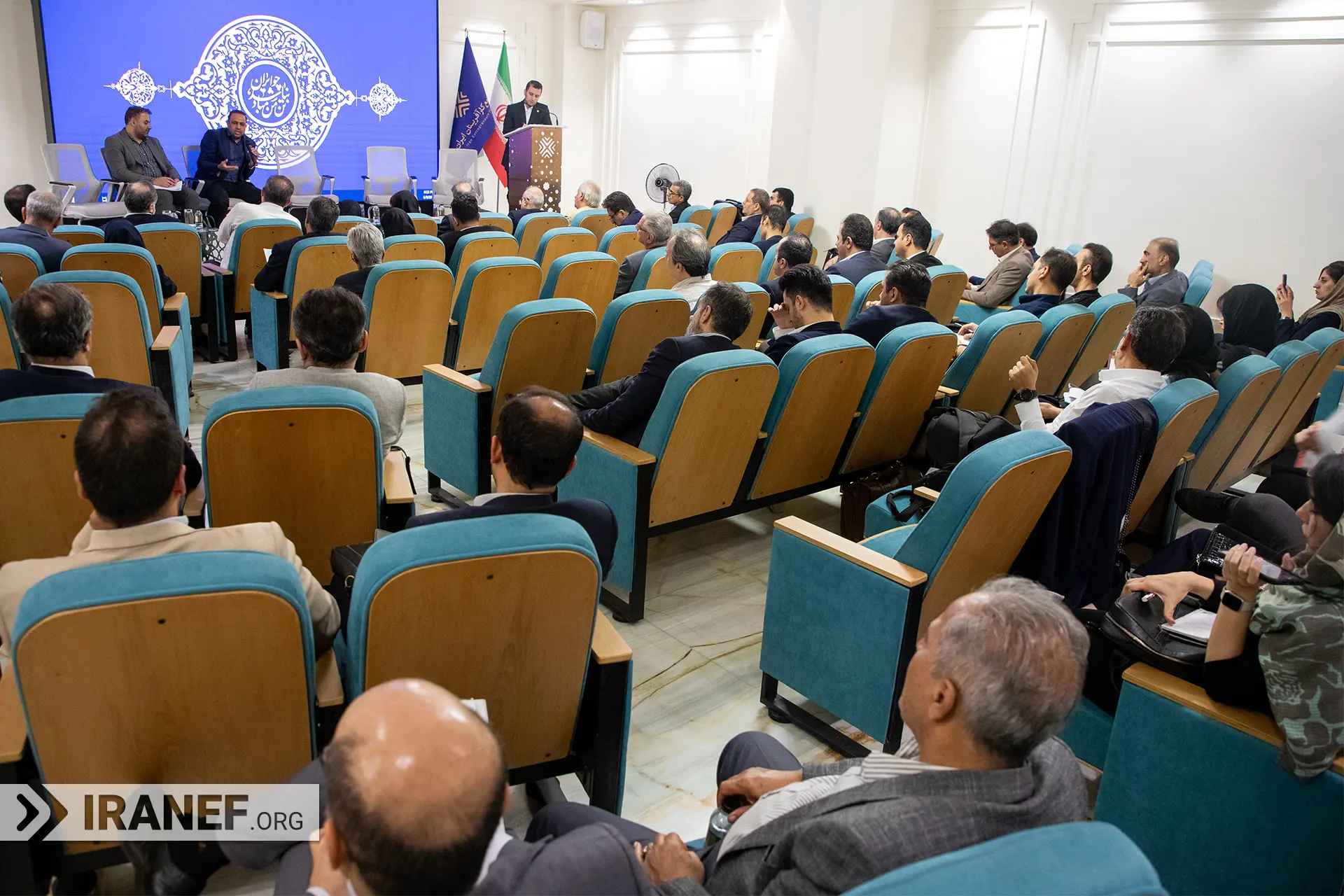 کارگروه پولی-بانکی مجمع کارآفرینان با حضور نمایندگان بانک مرکزی
