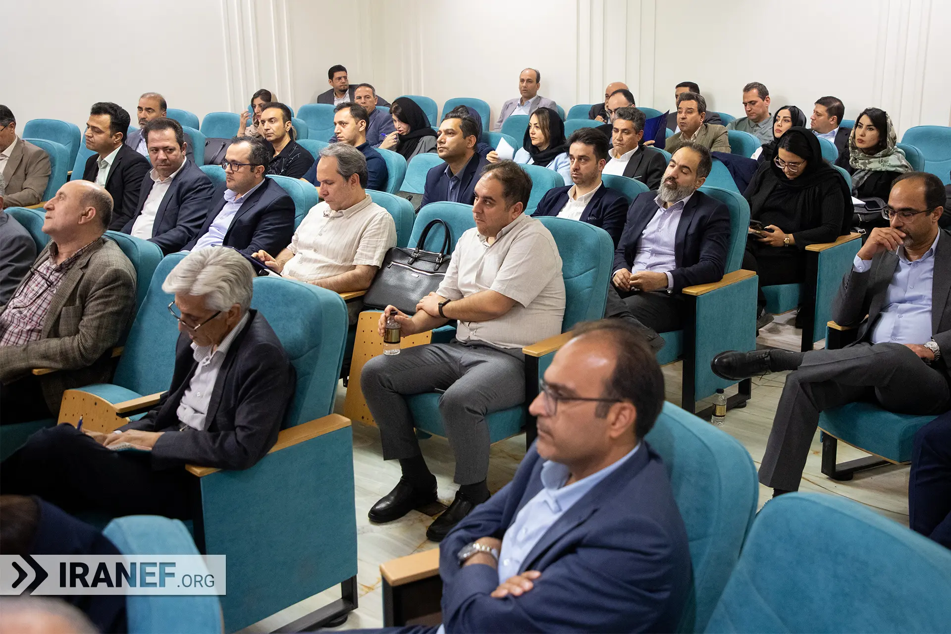 کارگروه پولی-بانکی مجمع کارآفرینان با حضور نمایندگان بانک مرکزی