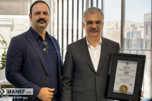 تصویر مدیرعامل بهداش در هنگام دریافت جایزه