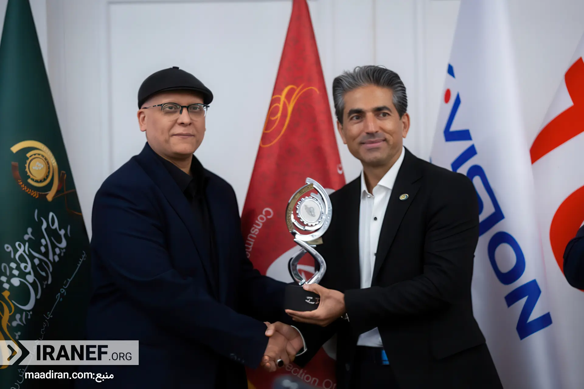 اهدای تندیس به مادیران