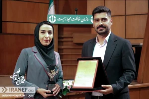 دو نفر از کارمنپدهای قالی سلیمان لوح رو دستشان گرفتند