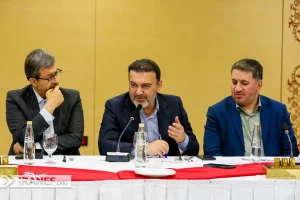 مهدی دوستی در حال صحبت درباره صنعتی شدن