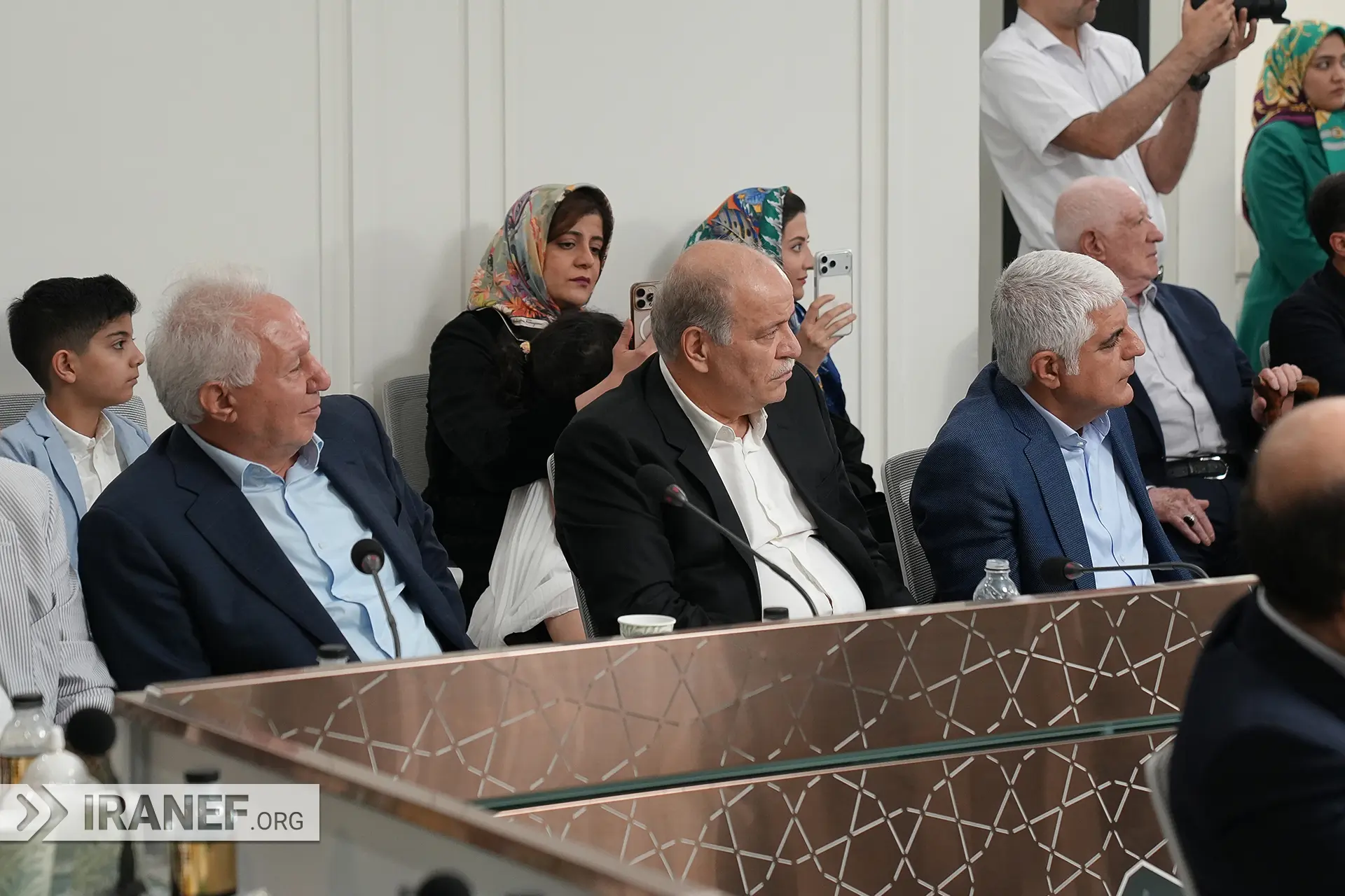 آقای ابویی در حال تماشای ویدیو کلیپ