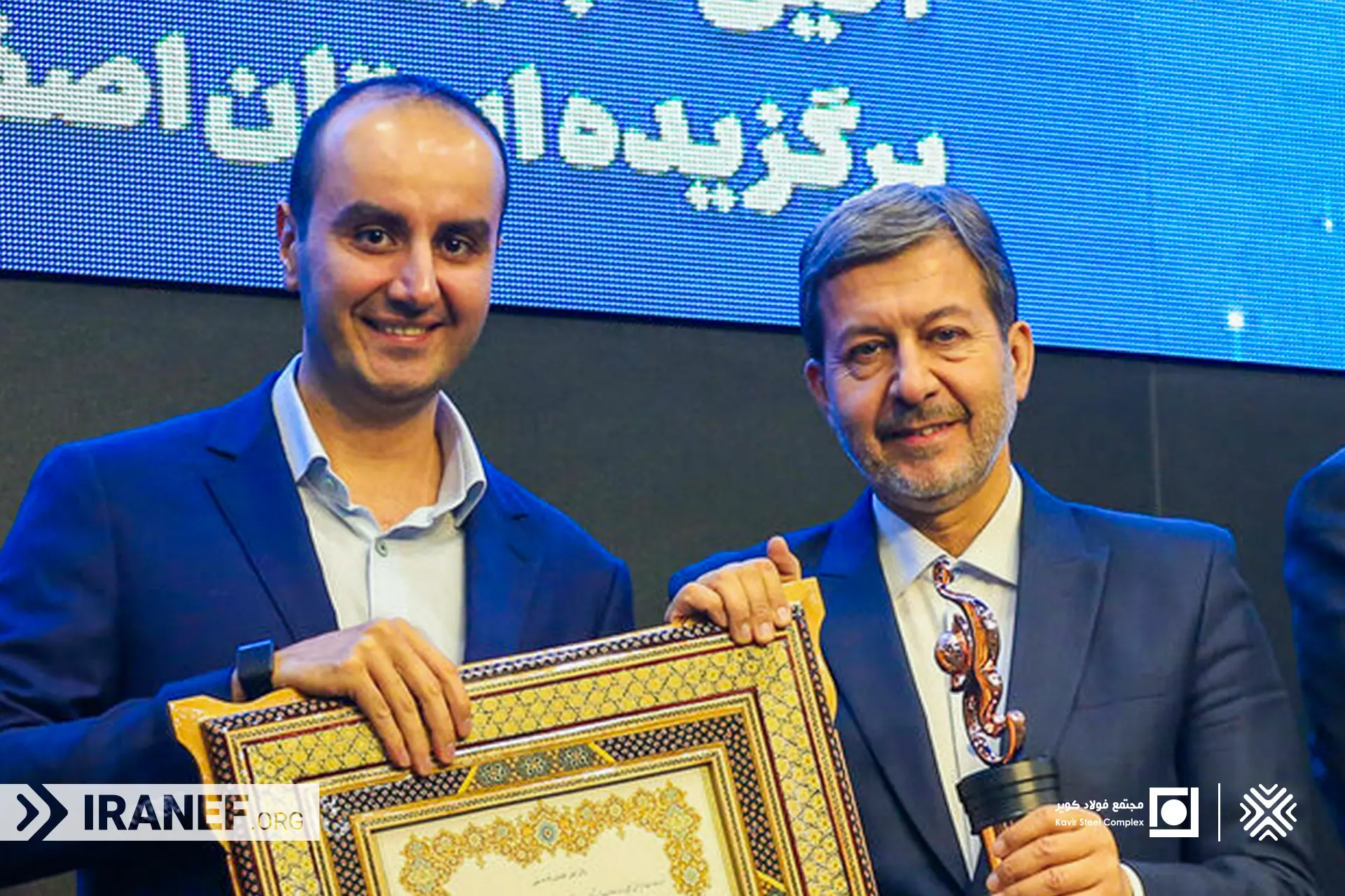 لحظه جایزه گرفتن فولاد کویر